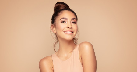 Borítókép: 5 apró mozdulat, amivel azonnali szimpátiát válthatsz ki másokból: tudat alatt hatnak