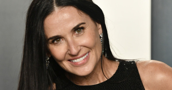Borítókép: A szokás, aminek köszönhetően Demi Moore 60 évesen is bombázó fürdőruhában