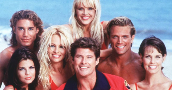 Borítókép: A Baywatch 55 éves csillaga elhallgatta azokat, akik azt mondták, hogy „túl öreg már a bikini viseléséhez”