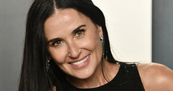 A szokás, aminek köszönhetően Demi Moore 60 évesen is bombázó fürdőruhában