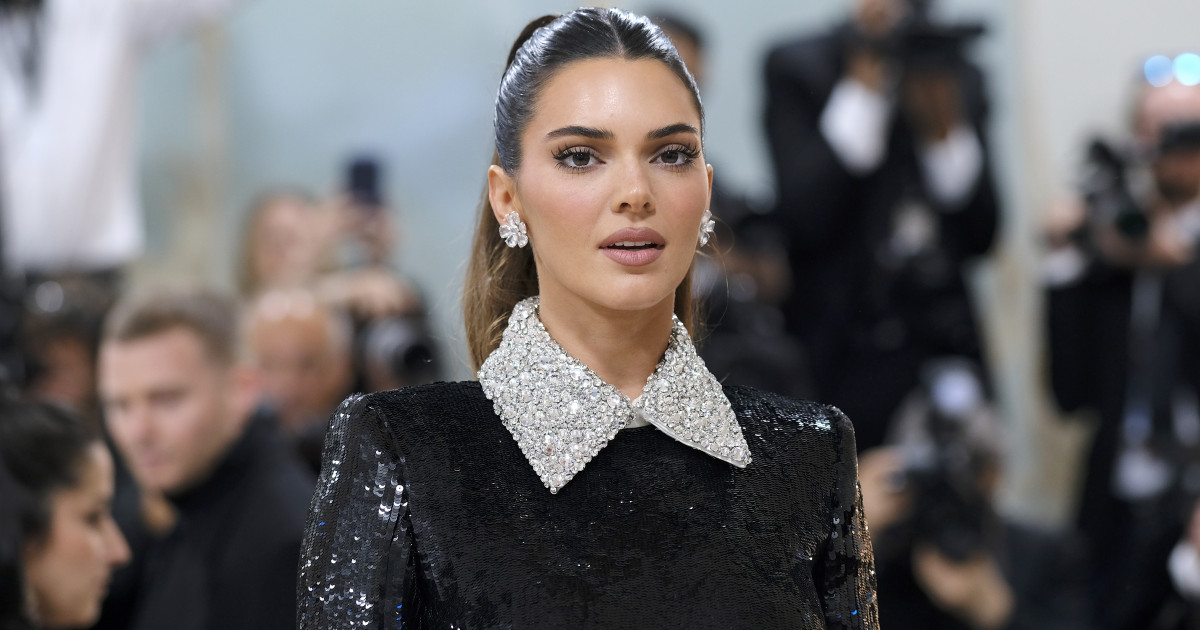 Mindent megmutatott! Kendall Jenner ruhája teljesen átlátszó volt, mégis kiment benne az utcára