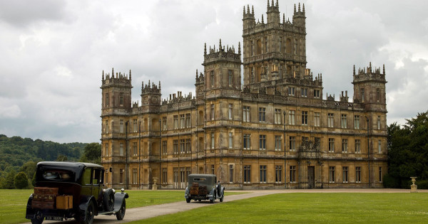 Borítókép: A rejtett szekrényei egyiptomi kincseket rejtettek! Avagy 7 érdekesség a Downton Abbey ikonikus kastélyáról