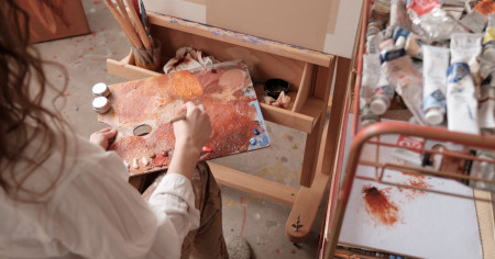 Borítókép: Minden hónapban a menstruációs véremmel készítek festményt