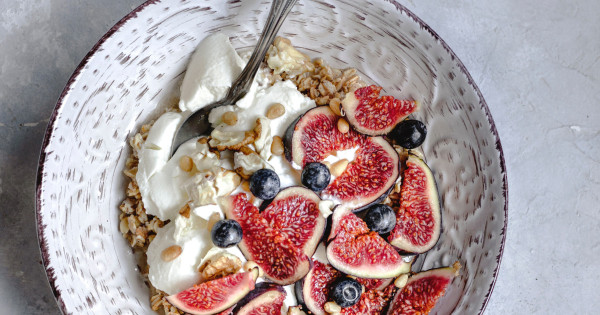 Borítókép: Egy orvos elmagyarázta, miért hízhatnak gyorsabban azok, akik reggel zsírszegény joghurtot esznek