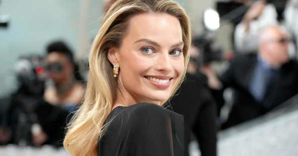 Borítókép: Margot Robbie-nak nem kellenek a drága kozmetikumok: évek óta erre a filléres arcápolóra esküszik!