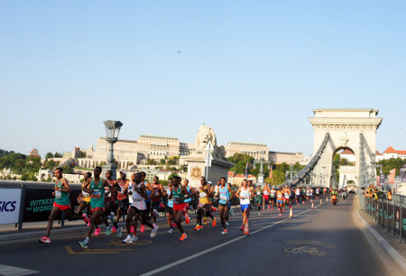 Minden idők leggyorsabb maratonját láthattuk ma Budapest utcáin