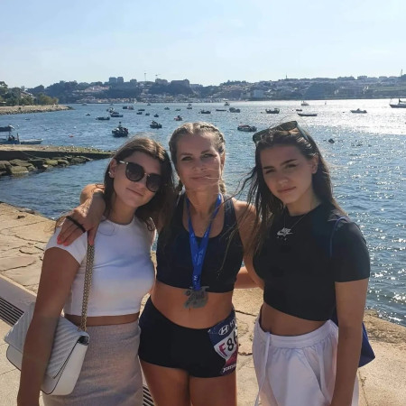 Borítókép: Futással győzte le a rákot – Borbély Zsuzsi divattervező története