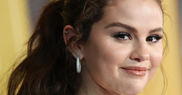 Borítókép: Rajta még ezt is stílusos! Selena Gomez egészen új értelmet adott a 2000-es évek egyik megosztó trendjének
