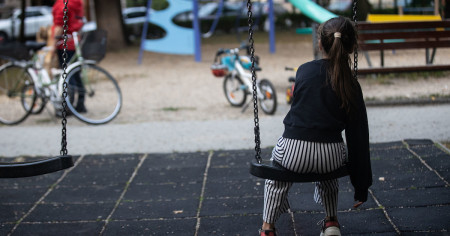 Borítókép: Tudd, hogy van hova fordulnod! – Amit szülőként is tehetsz az iskolai kortárs zaklatás ellen