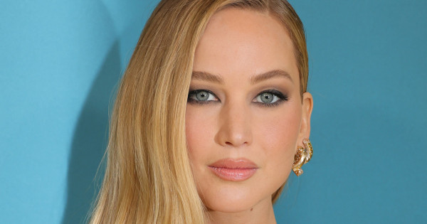 Borítókép: Kopizd le a stílusát! Jennifer Lawrence már hordja az ősz legtrendibb darabját, és zseniálisan áll neki