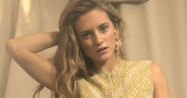 Borítókép: Magyar tervező ruhájában ragyogott a Mellékhatás szépsége a velencei filmfesztiválon