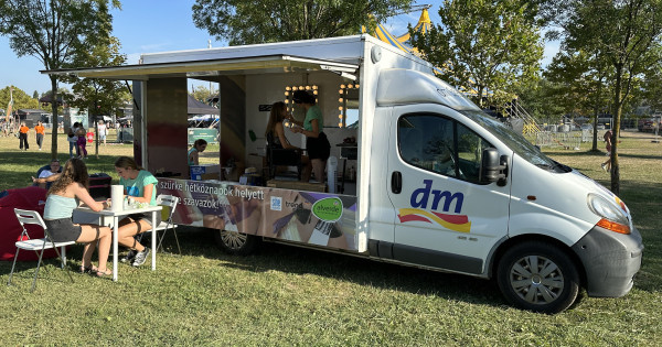 Borítókép: Húsz helyszínen várják a szépülni vágyókat - dm Szépségbusz: házhoz viszik a sminket és a kikapcsolódást! 