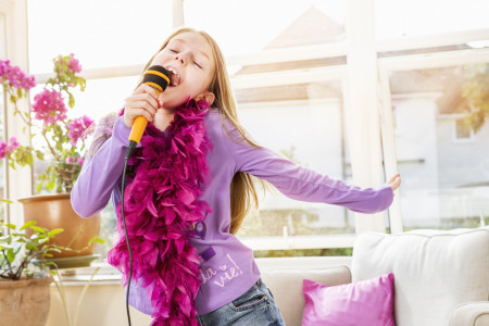 Borítókép: Fülbemászó, dallamos és rettentő káros: nem mindegy, milyen slágereket énekelget gyermeked