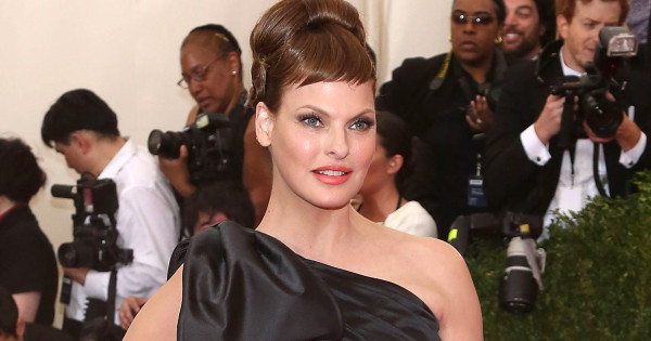 Borítókép: Mindenki előtt titokban tartotta: 5 év alatt kétszer küzdött meg a mellrákkal a 90-es évek szexszimbóluma, Linda Evangelista