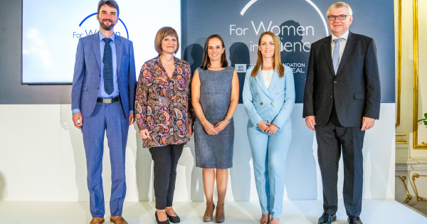 Borítókép: Áttörés a szembetegségek kezelésében, gyepek megmentése a klímaváltozás elleni harcban és új technológiák a gyógyszergyártásban – Ezekkel a témákkal nyertek a L’Oréal-UNESCO „A Nőkért és a Tudományért díj” kutatónői