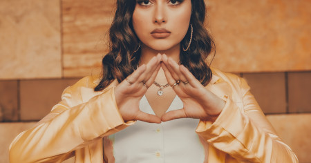 Borítókép: A Hold csak egy hologram, megtalálták a Pokol bejáratát, Walt Disney lefagyasztva várja az ébredést: a 7 legbizarrabb összeesküvés-elmélet