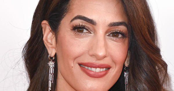 Borítókép: Amal Clooney egy szexi csavarral dobta fel Jennifer Aniston egyik kedvenc ruháját - a végeredményt pedig egyszerűen imádjuk!