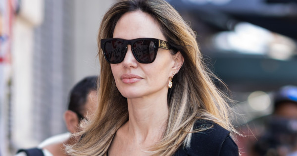 Borítókép: Angelina Jolie legutóbbi szettje minden eddig ismert divatszabályt felülír, a végeredmény mégis zseniális