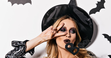 Borítókép: 5 bevett mai szokás, ami miatt egykor máglyán végezted volna