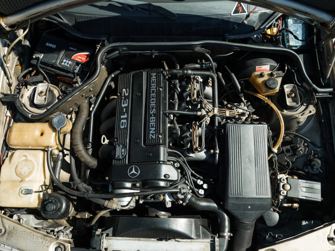 Mercedes-Benz 190 E 2.3-16 motortér