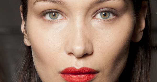 Borítókép: Sminkmesterek árulták el a titkot: Így érd el, hogy az alapozódnak ne vakolat, hanem bőrhatása legyen