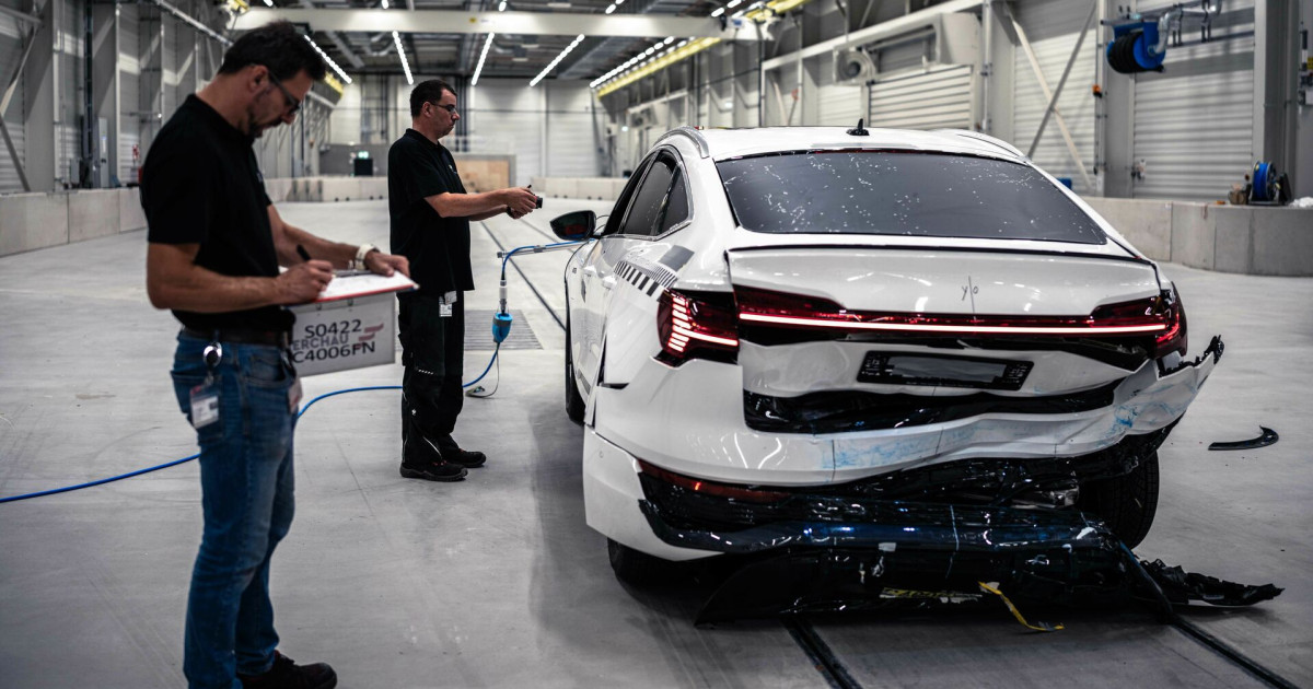 Törött Audi a tesztközpontban