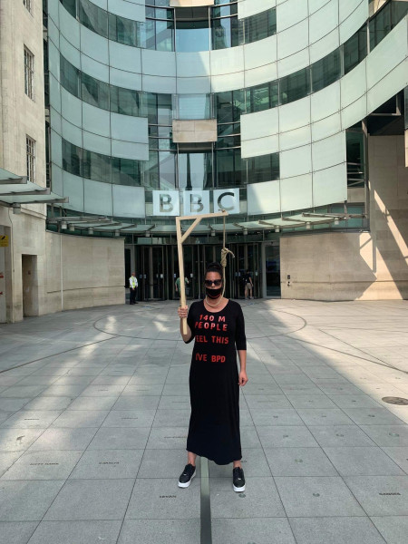 Borítókép: „Én vagyok a fura nevű csaj, aki írta azt a borderline-os könyvet” – interjú Kneszl Beáta Carmennel, a Borderline Tehetségekért Alapítvány vezetőjével