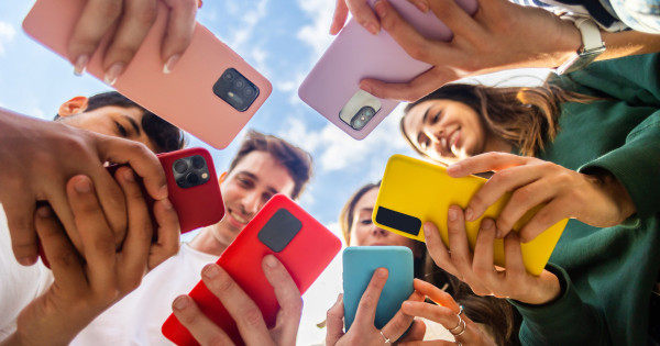 Borítókép: A nárcisztikus emberek tényleg állandóan a telefonjukat nyomkodják? Így irányítanak teljesen észrevétlenül!