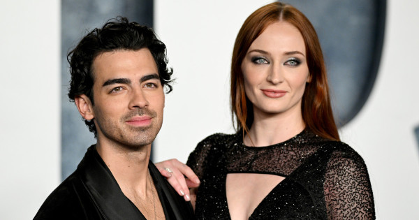 Borítókép: Az év legcsúnyább válása: átverés, gyerekrablás és megtévesztés! Sophie Turner beperelte Joe Jonast