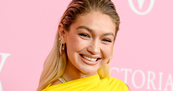 Borítókép: Kopizd le a stílusát: Gigi Hadid egyszerű ingjét a francia nők is megirigyelnék