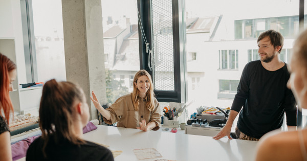 Borítókép: „Fontos, hogy visszaadjak a társadalomnak, amelyben élek” – interjú Áron Eszter divattervezővel