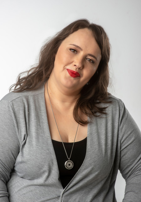 Borítókép: „Személyes missziómnak tekintem az önelfogadást" – Interjú Balázs Andival, a Karinthy Színház színművésznőjével