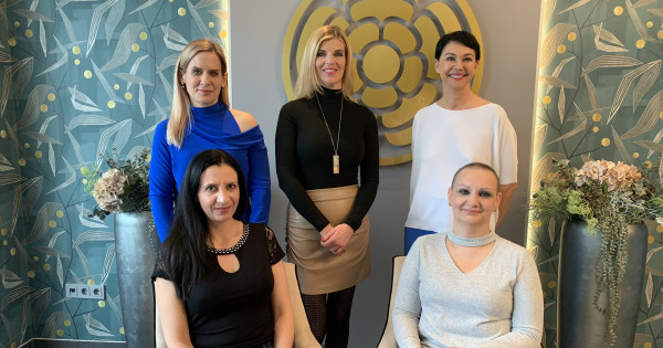 Borítókép: Öt nő, öt plasztikai műtét története