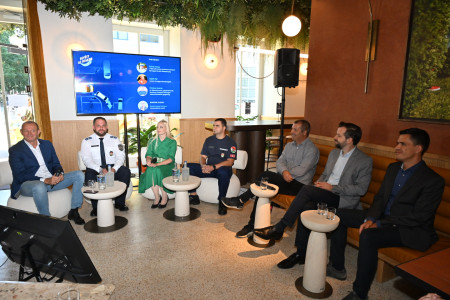 Borítókép: Fél percen is múlhat egy emberélet: tíz autósból hét rosszul reagál egy megkülönböztető jelzésű jármű érkezésére