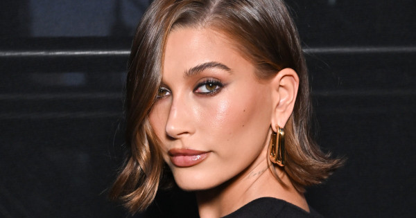 Borítókép: Hailey Bieber megmutatta az ősz legegyszerűbb, de legstílusosabb manikűrjét - egyszerűen imádjuk!