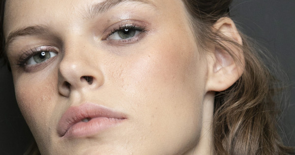 Borítókép: A téli sminktrend, amit a 40 év feletti nőknek mindenáron el kell kerülniük – éveket adnak az arcodhoz!