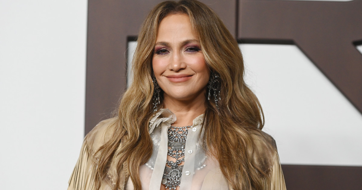 Jennifer Lopez egyszerűen tökéletesen néz ki legújabb ruhájában, ami az év egyik legnagyobb trendjét is megidézi