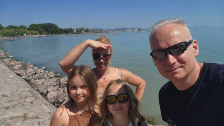 Borítókép: Külföldön kolbászból van a kerítés? Beszélgetés egy Ausztráliában élő anyával