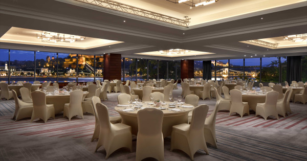 Borítókép: Jön az ország első meta-esküvője!