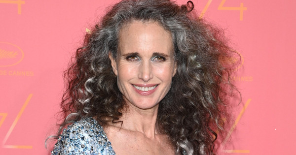 Borítókép: Így takard el az ősz hajszálaidat, ha a hajfestéket el szeretnéd kerülni