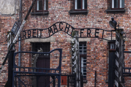 Borítókép: 4 ritkán látott kép Auschwitzról: egy rab készítette őket, majd fogkrémtubusba csempészve jutatta el az ellenálláshoz