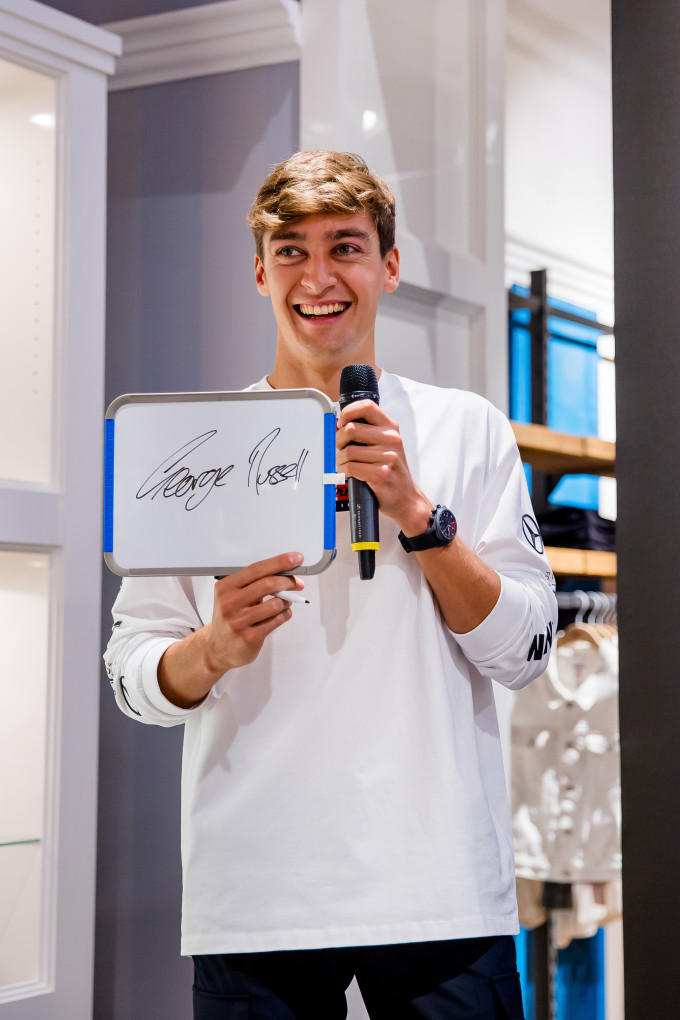 George Russell a kezében mikrofonnal