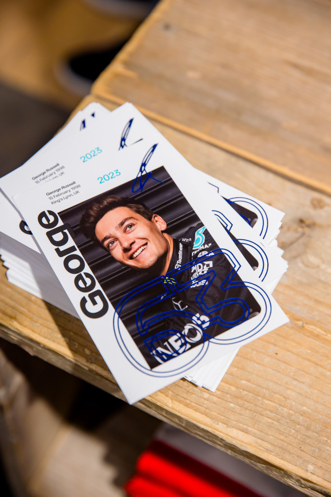 George Russell autogramkártyája
