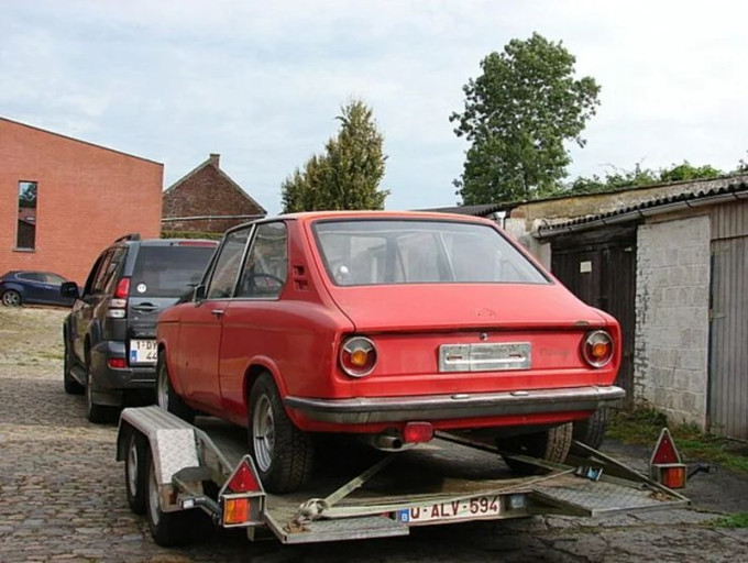 BMW 2002 Touring garázslelet hátulról tréleren