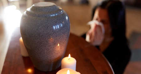 Borítókép: A macskám hamvait otthon tartom, hogy mindig velem legyen: egyre nagyobb divat, hogy így emlékezzünk elhunyt kedvenceinkről