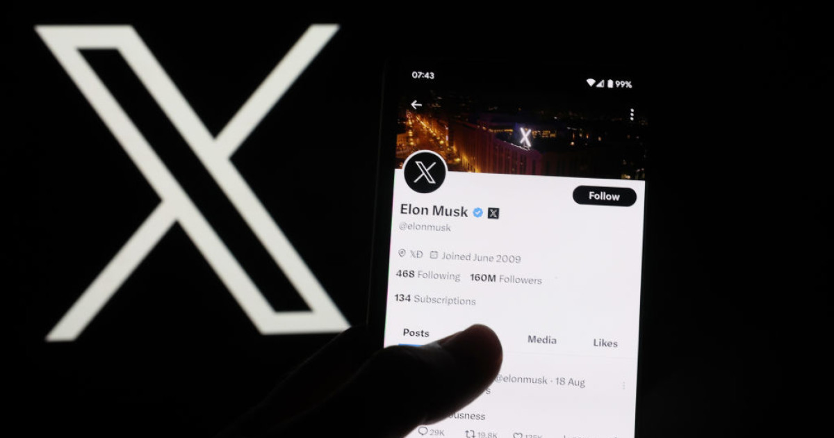 Elon Musk X profilja egy telefon képernyőjén