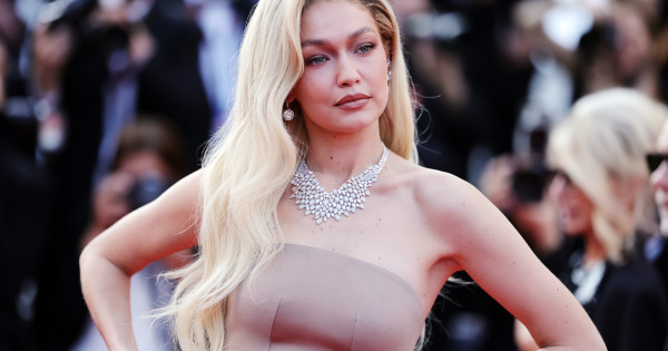 Borítókép: A gyöngyház szőke haj 2023 legragyogóbb frizura trendje: a TikTok is odáig van érte! 