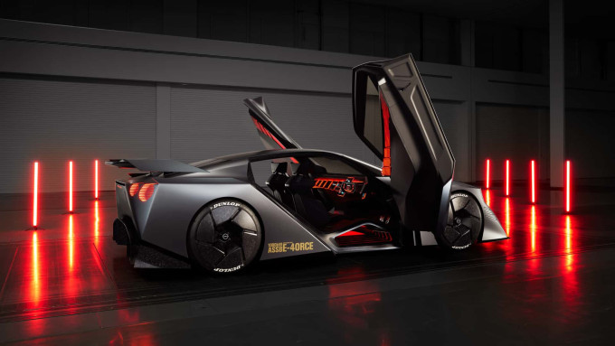 Nissan Hyper Force nyitott ajtókkal
