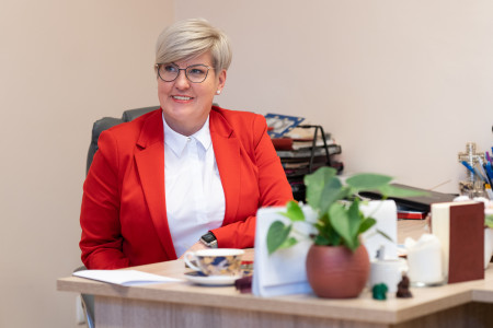 Borítókép: „Az lenne egészséges, és a társadalmat is kiegyensúlyozottabbá tenné, ha több női vezető és női döntéshozó lenne.” – Interjú Bicske polgármester asszonyával