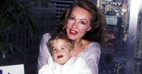 Borítókép: A Batman filmek sztárja sokat áldozott Down-szindrómás fiáért, ő pedig a világ legnagyobb ajándékát adta neki ezért